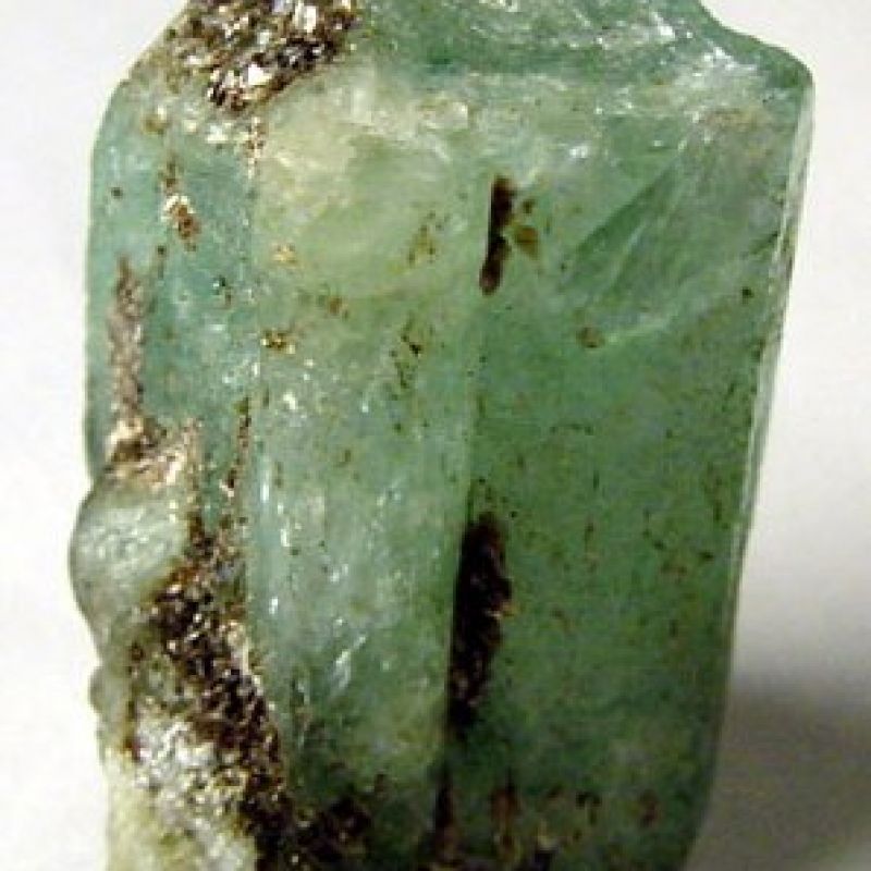 Rough Emeerald crystals metaphysical properties, meanings, uses, benefits, healing energies, chakras